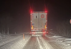 Тежкотоварният трафик е възстановен но опасността от заледявания и навявания