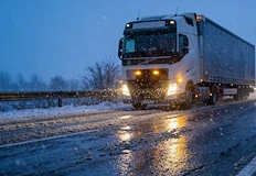 Сняг вали в осем области докато инфраструктурата се разпадаКъм 17