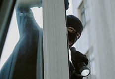 52 годишният мъж първо огледал дома под предлог че доставя