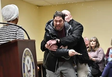 Нападателят напръска политическата представителка с миризлива течност по време на