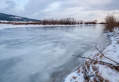Наводнени са десетки хектари земя в Северна РумънияРумънски военнипожарникари бяха