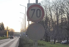 Липсата на почистване и маркировка превръщат пътя в прашна и