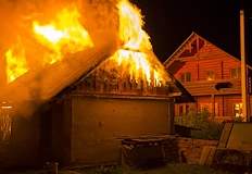 Местни жители са направили отчаяни опити да потушат огъня със