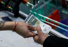 Търговци се превърнаха в бюра за обмяна Хаосът с рестото