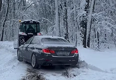 Владимир Димитров осигури техника за изваждане на закъсали автомобили в