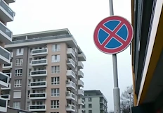 Полицията издирва извършителя по видеозаписи докато районът остава блокиран за