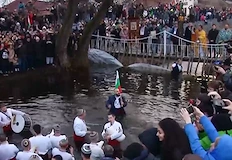 Кръстът отиде при най малкия участник в традиционния ритуалСтотици мъже