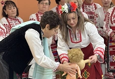 Кметиците раздадоха подаръци на майките родили през изминалата годинаСелата Новград