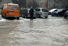 Липсата на таксита принуди хората да вървят пеша по стъклото