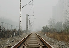 Композицията е излязла от релсите след удар в свлякла се