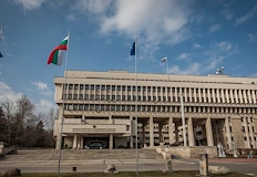 Дипломатическото ведомство препоръчва постоянен контакт с посолството на фона на