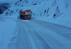 Зимата настъпи в Североизточна България докато ключови пътни артерии остават