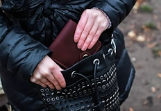 Жертвата е била проследена и ограбена от двама мъжеРайонният съд