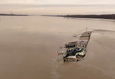 Корабът гние във водите на реката от месец но властите