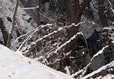 Служебен Опел на МВР излезе от пътя в Ягодинското ждрело