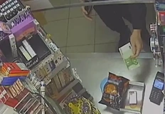 Младежи пазаруват с пачки от интернет в Перник опитват удар