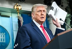 Президентът на САЩ размаха документ с успехи докато Европа готви