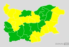Опасен вятър и сняг блокират Северозапада Изтокът се радва на