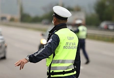 Младежът опитал да скрие регистрацията с фолио и шофирал със