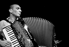 Акордеонистът представя авторска програма с елементи на танго и фрий