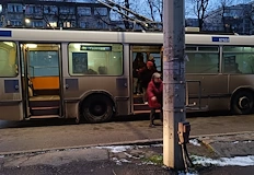 Общината пусна всички линии без пари за деня училищата остават