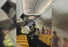 Пасажери пребили буйстващия мъж докато екипажът гледал безпомощноПолет на авиокомпания