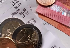 Касовите бележки отчитат евро а клиентите получават левовеХаос скандали и