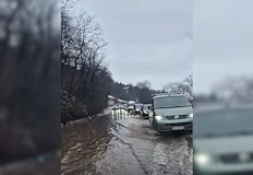 Обилни валежи заляха ключови пътни артерии в странатаПътен хаос и