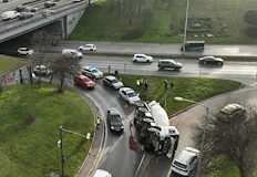 Тежката машина блокира трафика Тежкотоварен автомобил се преобърна на разклона