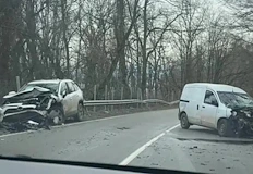 Движението се осъществява двупосочно в една лента в района на