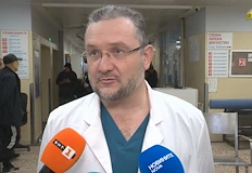 Екипите спасяват 52 годишния мъж въпреки помощта на доброволци които