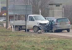 Челният удар прати 84 годишен шофьор в болницаТежка катастрофа блокира