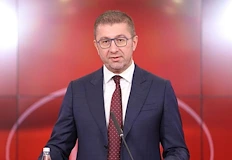 Премиерът на РСМ опитва да заобиколи конституционните промени с обещания