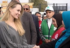 Актрисата пристигна с американска делегация на фона на хиляди камиони