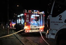 Огнеборците гасиха пламъците в продължение на часовеПожар нанесе значителни материални