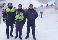 Специализирани части за борба с тероризма пазят скиоритеМасирано полицейско присъствие