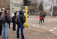 Възрастни хора са принудени да тичат или остават блокирани сред