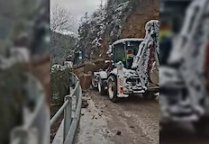 Пътят остава затворен до обяд въведен е обходен маршрутЕкипи със