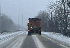Усложнената пътна и метеорологична обстановка блокира автобуси и остави села