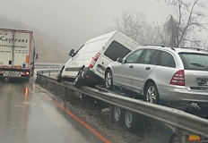 Инцидентът стана в района на Копяновец заради хлъзгава настилкаЗрелищен пътен