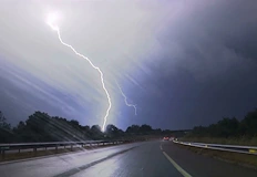 Мощен атмосферен фронт донесе летни бури в сърцето на януариНад