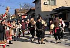 Традицията повелява поливане и дарове за бабите Днес 8 януари