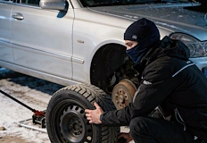 Професионалната кражба на метри от автосервиз върна спомена за тъмните