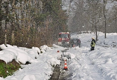 Пожарната вади жена от смачкан автомобил край ДЗС дърво удари