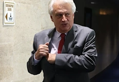 Бившият министър твърди че законът му забранява да е и