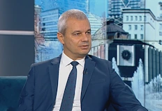 Лидерът на Възраждане обяви президента за идеологически противник след връчването