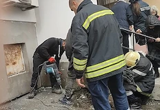 Полиция и пожарна разбиха фасадата на блок в Меден рудник