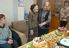 Баба Божана посрещна гости с благородна усмивка и житейска мъдростНай