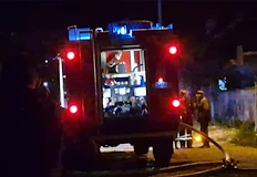 Огнеборци от две общини се бориха с пламъците близо пет