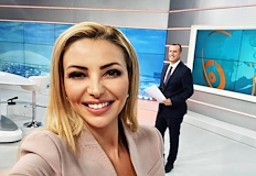 Водещата слиза от екран по собствено желание посвещава се на